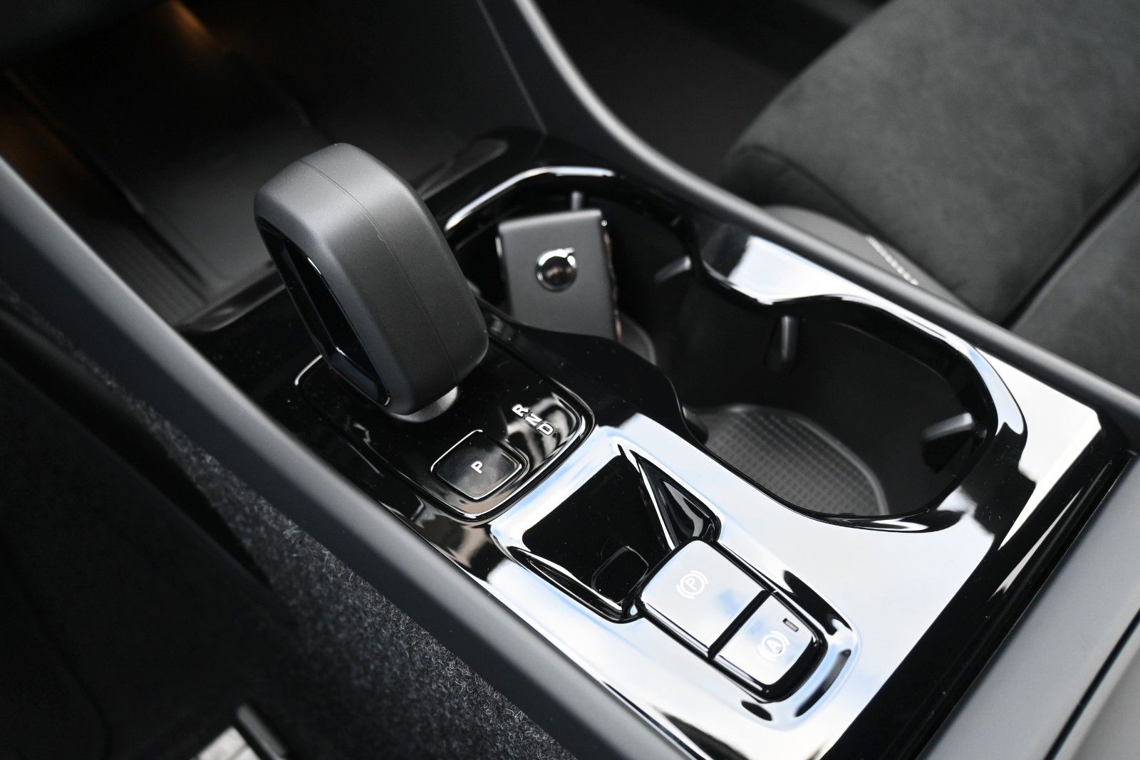 Fahrzeugabbildung Volvo XC40 B3 DKG Plus Black Edition*FSHZG*360°*ACC