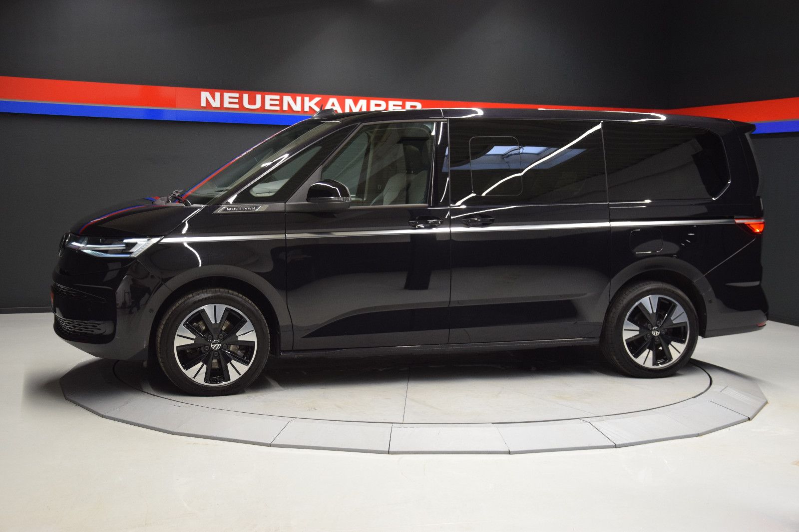 Fahrzeugabbildung Volkswagen T7 Multivan Style Lang Pano ACC Matrix AHK vis-a