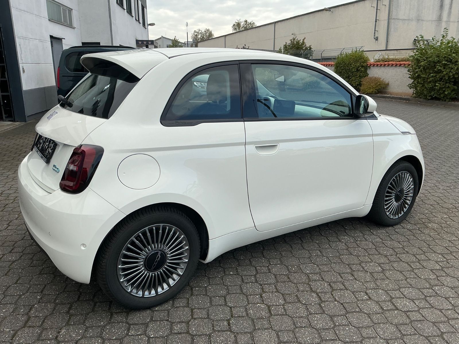 Fiat 500e Limousine 42 kWh *Komfort-Paket/16"LM/96%* imagem 3