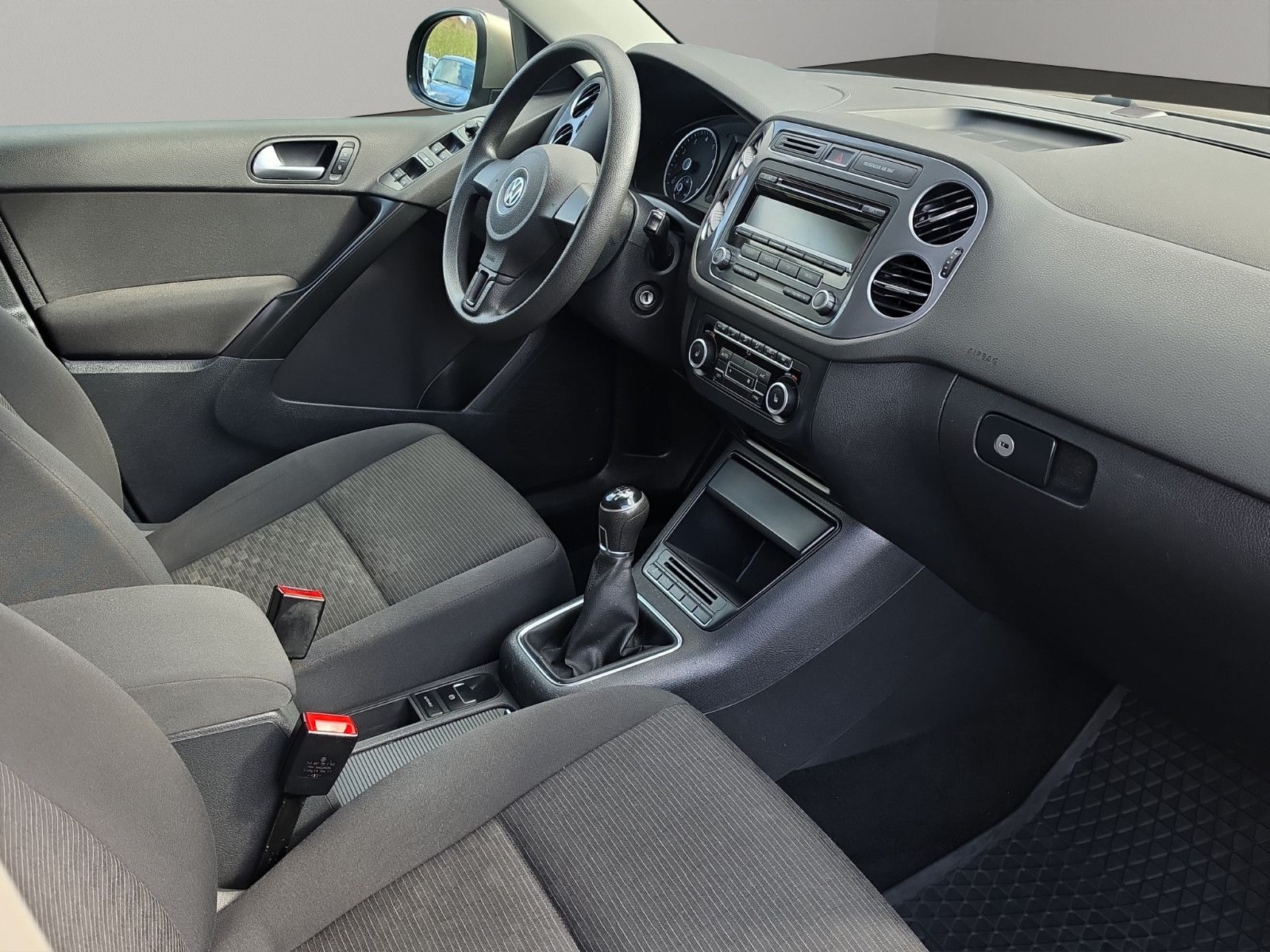 Fahrzeugabbildung Volkswagen Tiguan AHK TEMPOMAT PDC SHZ TÜV SERVICE NEU