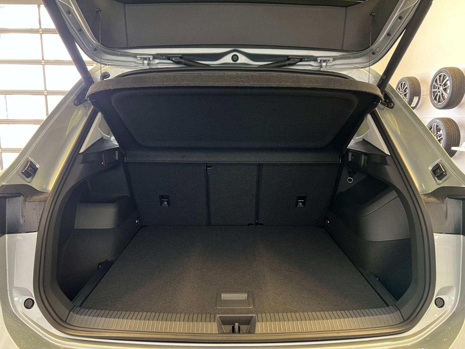 Fahrzeugabbildung Volkswagen Tiguan Life 2.0 TDI DSG *AHK, LED, Kamera, 18''-
