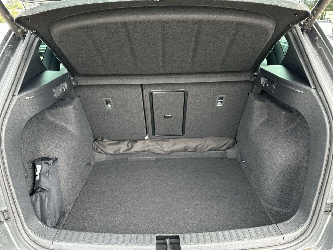 Fahrzeugabbildung CUPRA Ateca VZ 2.0 TSI 300 PS 7-Gang-DSG 4Drive - mit KI generiert/bearbeitet