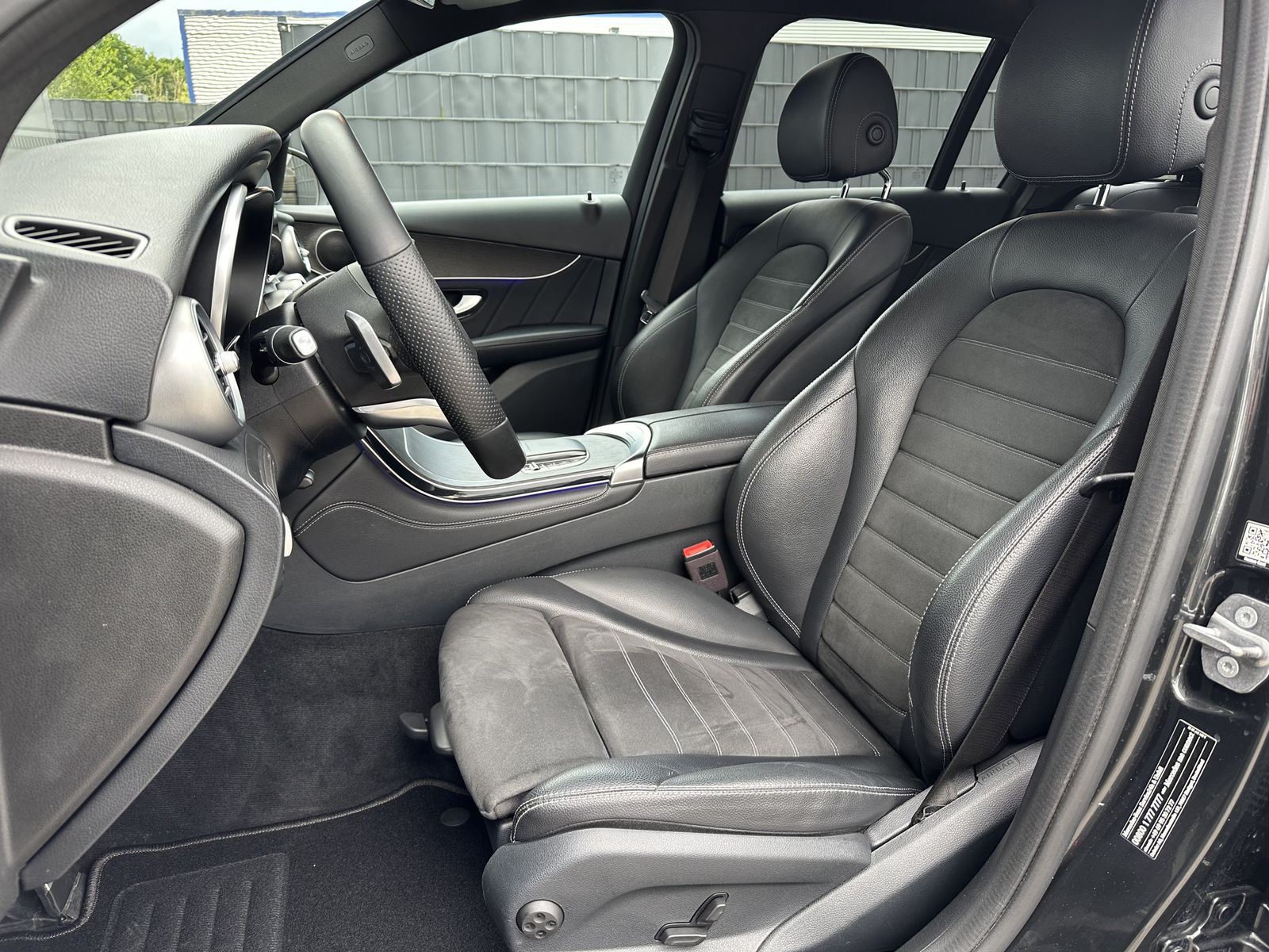 Fahrzeugabbildung Mercedes-Benz GLC 220d 4M 9G AMG-Line NAV+LED+SHZ+KAM+DIGDISPL