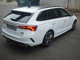 Skoda Octavia Combi RS*PANO*KESSY*STDHZG*DCC*HUD*ACC* - Skoda aus 2023