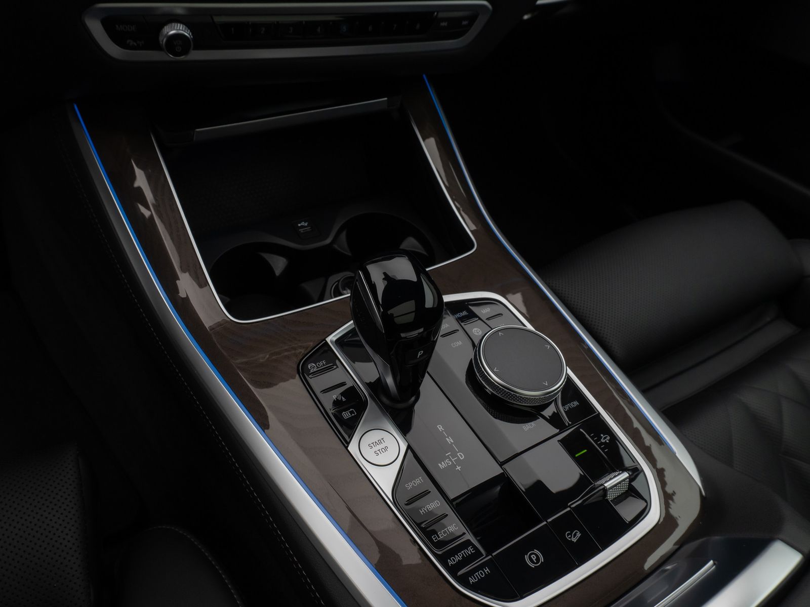 Fahrzeugabbildung BMW X5 xD45e M Sport Panorama HUD HiFi DisKey 22Zoll