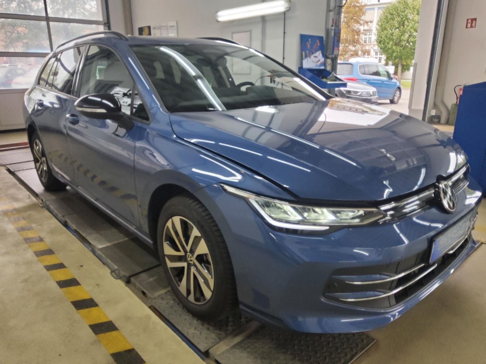 Volkswagen Golf Variant VIII 1.5 eTSI Goal LED Rear View foto 3