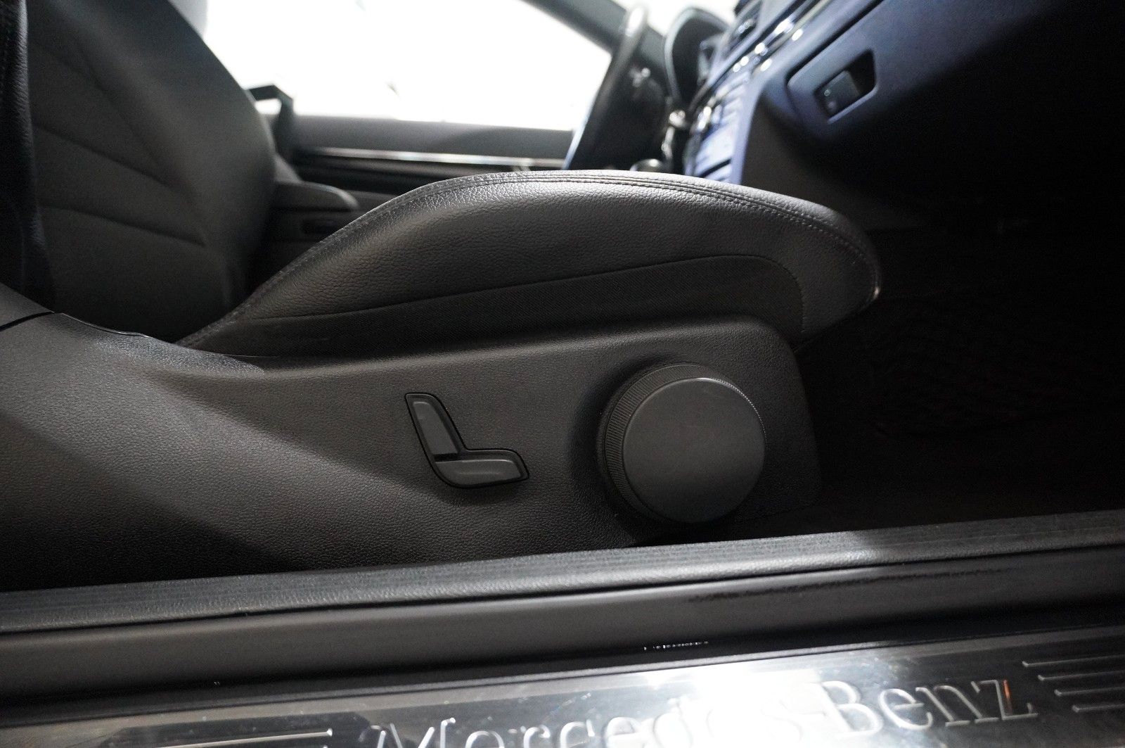 Fahrzeugabbildung Mercedes-Benz E 200 COUPE AVAMTGRADE NAVI/SHZ/SPORT/PDC/TEMP.
