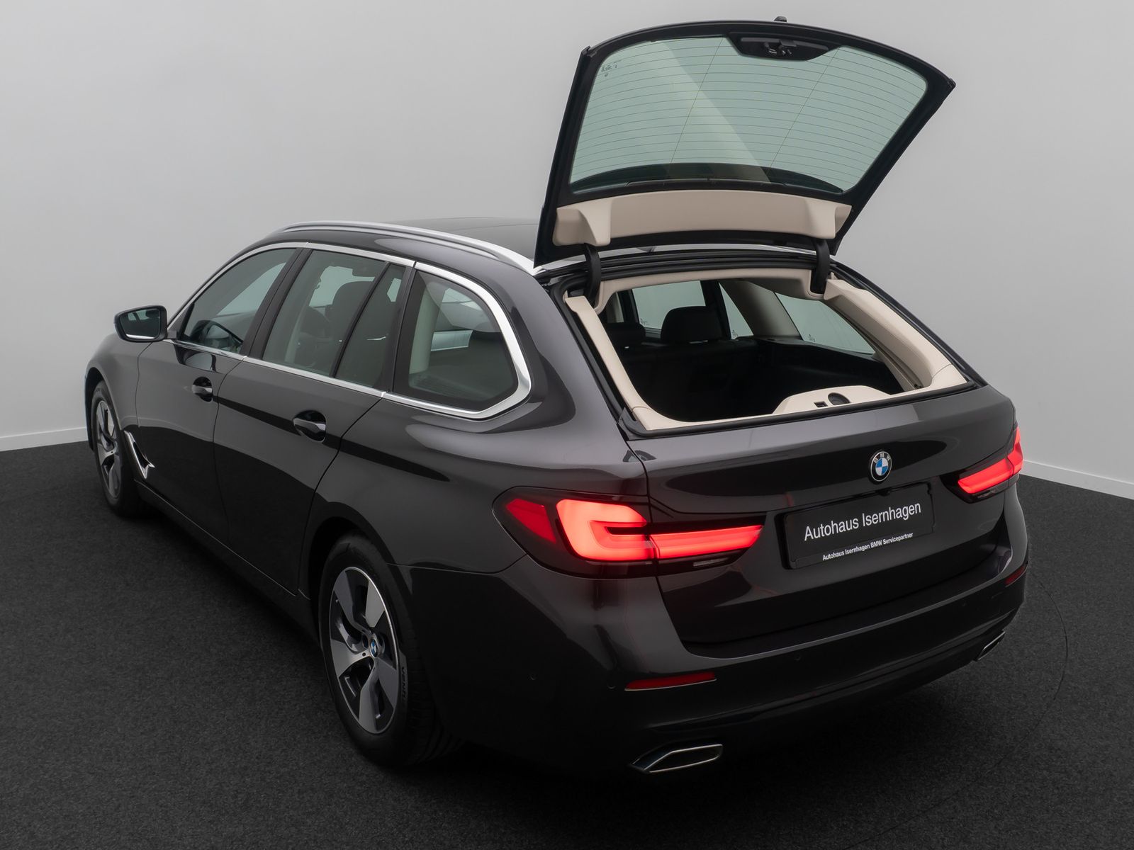 Fahrzeugabbildung BMW 520d DAB Kamera AHK Panorama HUD Leder Standheiz