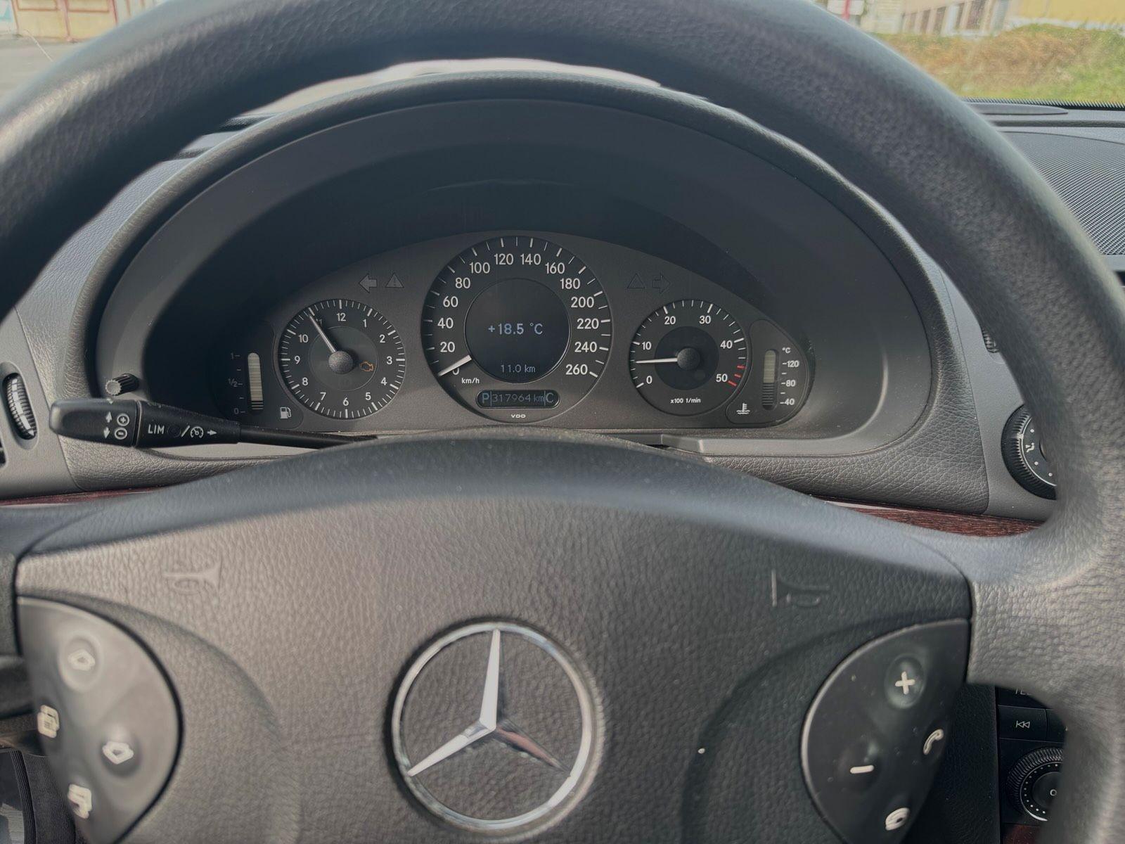Mercedes-Benz E320 2006 — photo 14