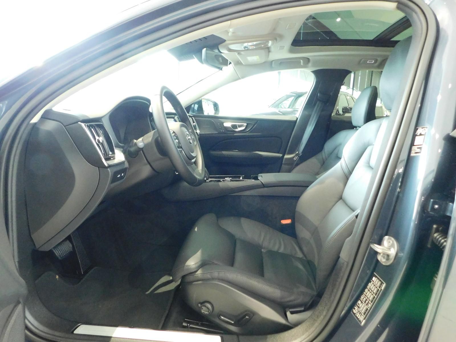 Fahrzeugabbildung Volvo V60 T6 AWD Plus Dark