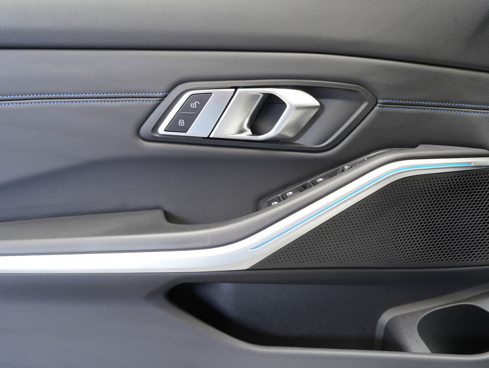Fahrzeugabbildung BMW 320 i Touring M Sport SHADOW/WIDE/HEADUP/PANO