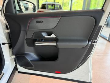 2021 Mercedes-BENZ EQA — миниатюра 31