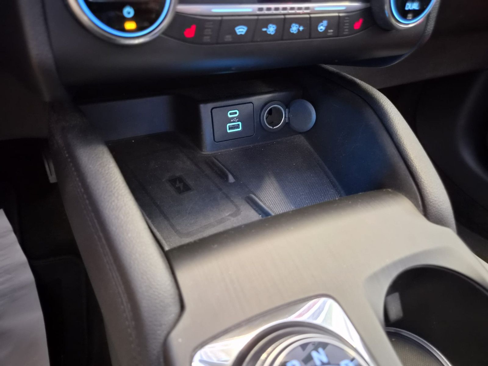 Fahrzeugabbildung Ford Kuga Plug-In Hybrid Titanium / SCHECKHEFT