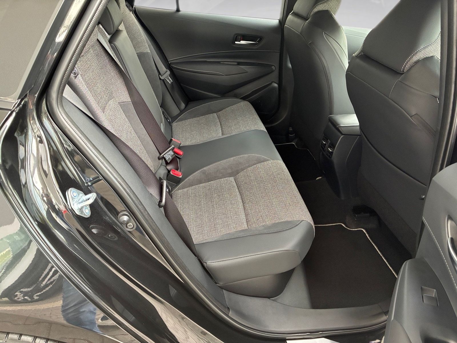 Fahrzeugabbildung Toyota Corolla TS Teamplayer 2.0-l-Hybrid KAMERA LED AC