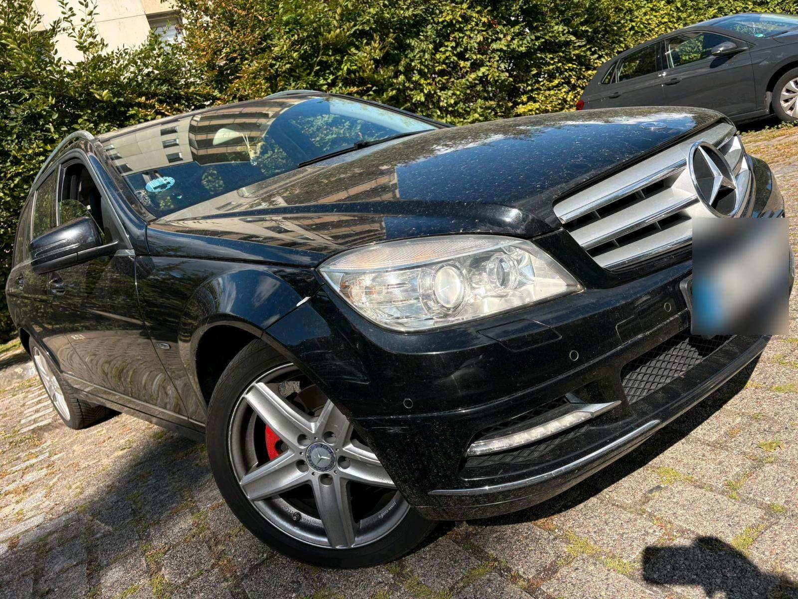 Mercedes-Benz C220 2010 — interior