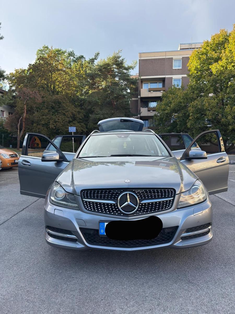 Mercedes-Benz C220 2012 — interior