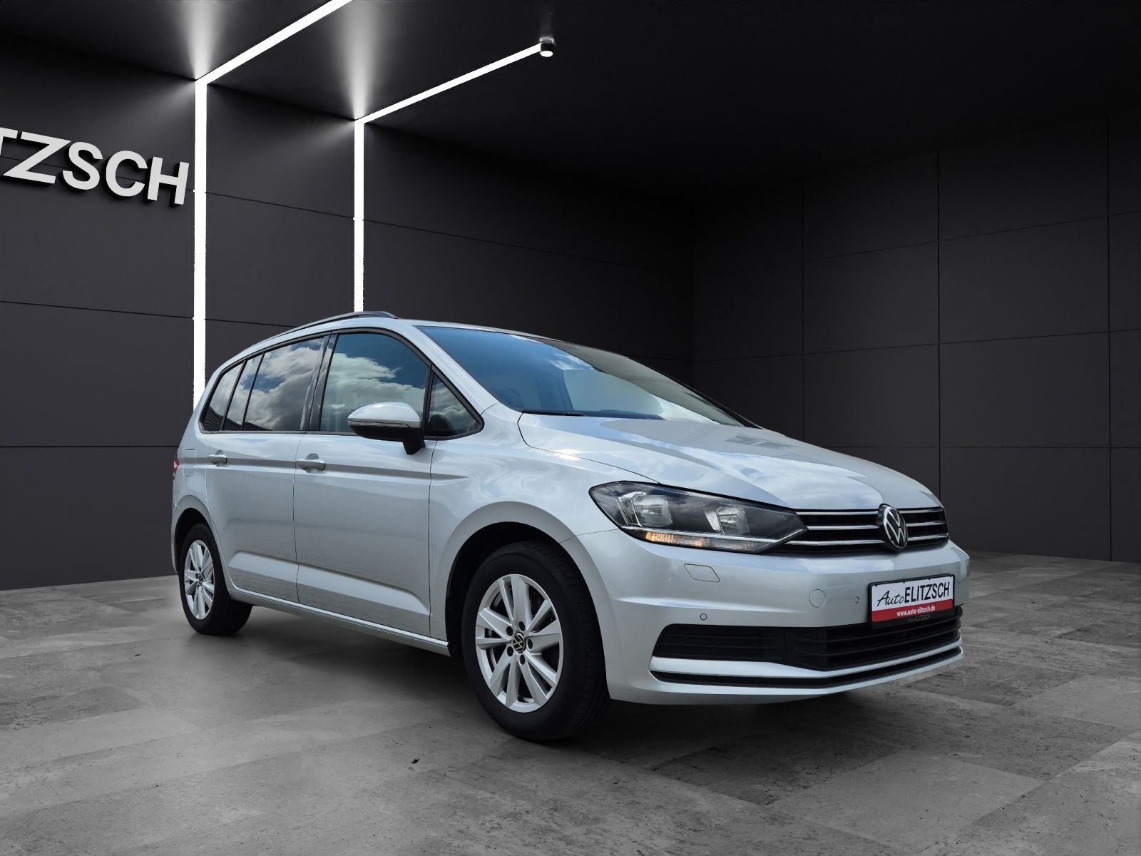 Fahrzeugabbildung Volkswagen Touran TDI Comfortline DSG AHK Navi PDC SH LM