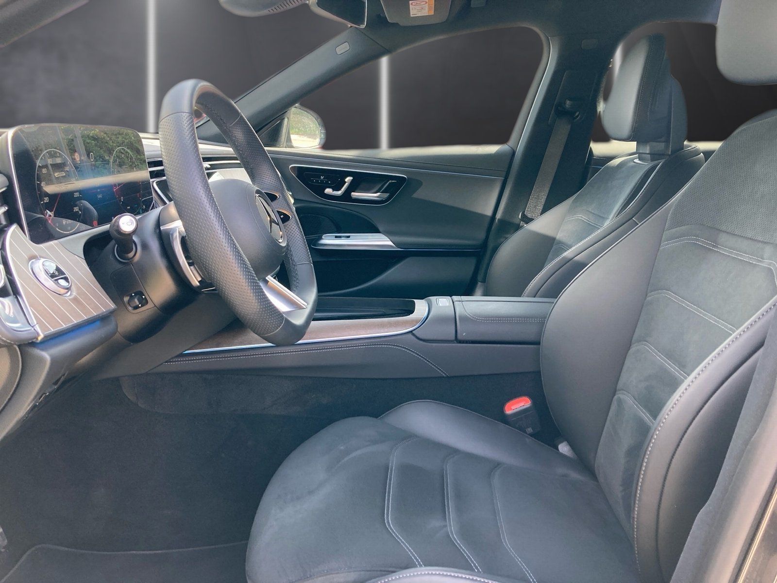 Fahrzeugabbildung Mercedes-Benz E 200 AMG Line *AHK*Totwink*360*Memory*Digital*