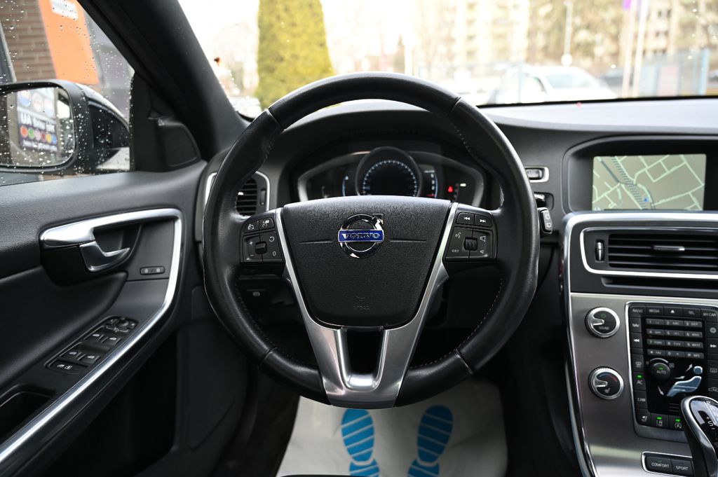VOLVO V60 Kombi D4 Summum Leder Schiebedach Navi VOLL VOLVO V60 Kombi D4 Summum Leder Schiebedach Navi VOLL