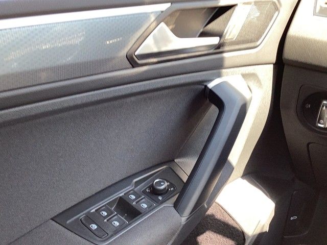 Fahrzeugabbildung Volkswagen Tiguan TDI Active DSG LED Navi ACC AHK SHZ
