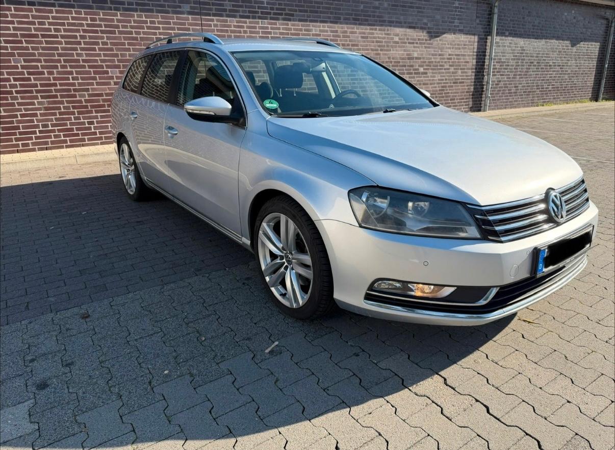 Volkswagen Passat 2013 — rear view