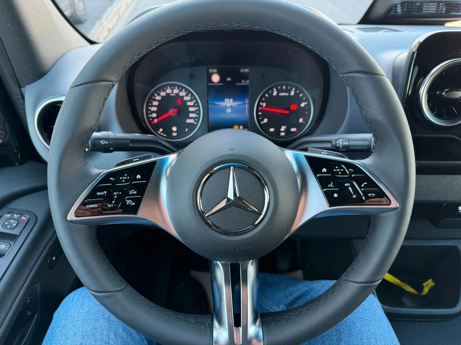 Fahrzeugabbildung Mercedes-Benz Sprinter 319 CDI DoKa/Mixto AHK3,5 Stdh DISTRONI