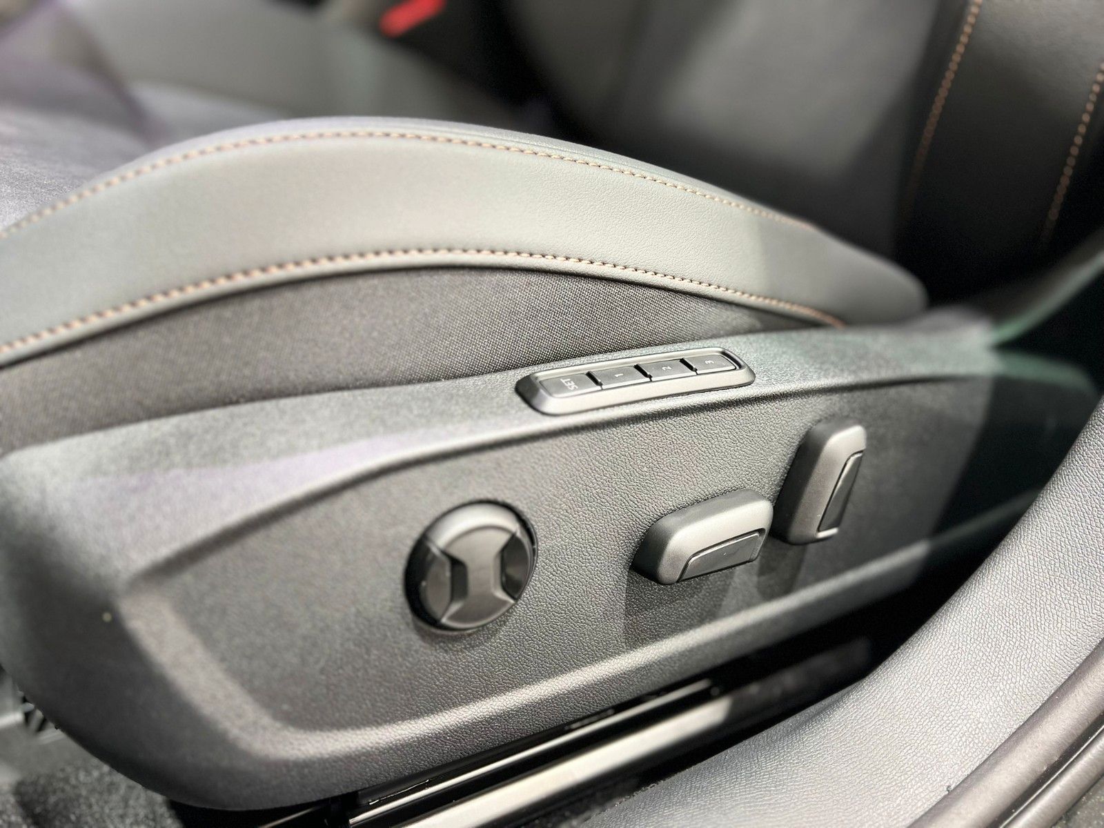 Fahrzeugabbildung CUPRA Formentor VZ 2.0 TSI 4Drive AHK PANO DSG