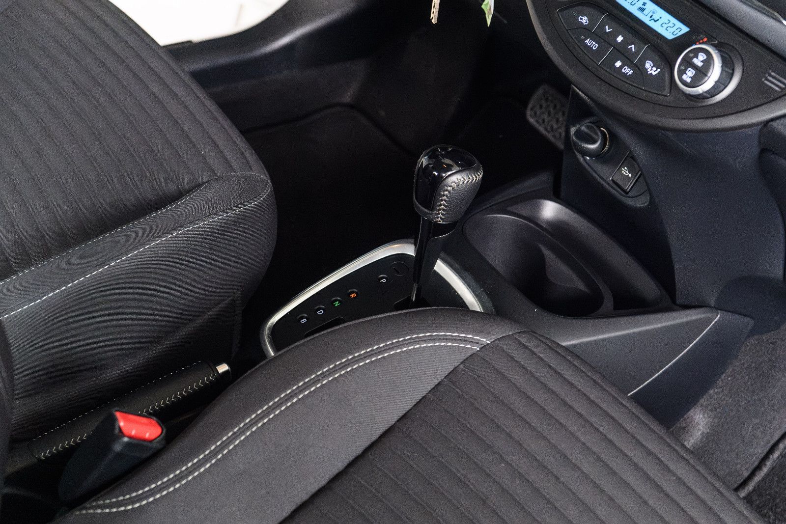 Fahrzeugabbildung Toyota Yaris Hybrid Team D+NAVI+SHZ+RFK+GJR+ALU+BICOLOR