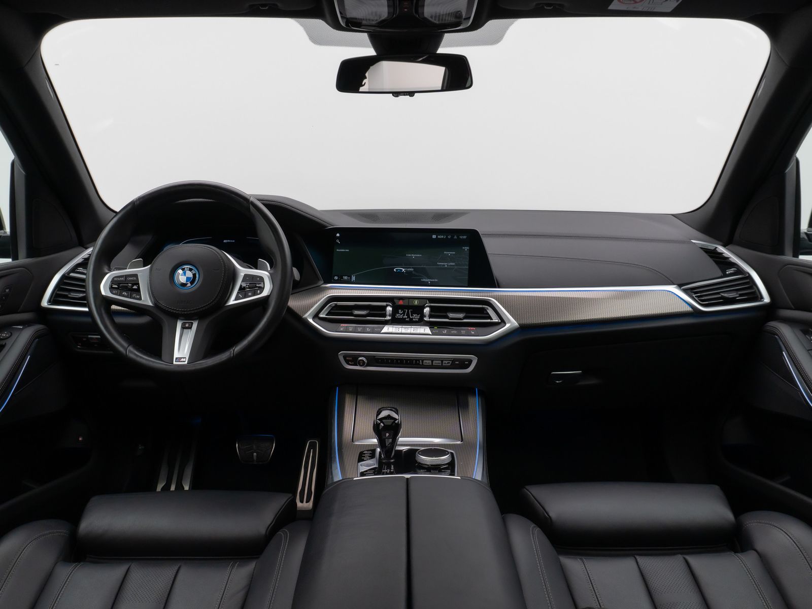 Fahrzeugabbildung BMW X5 xD45e M Sport Panorama 360° HUD DAB HiFi 21"