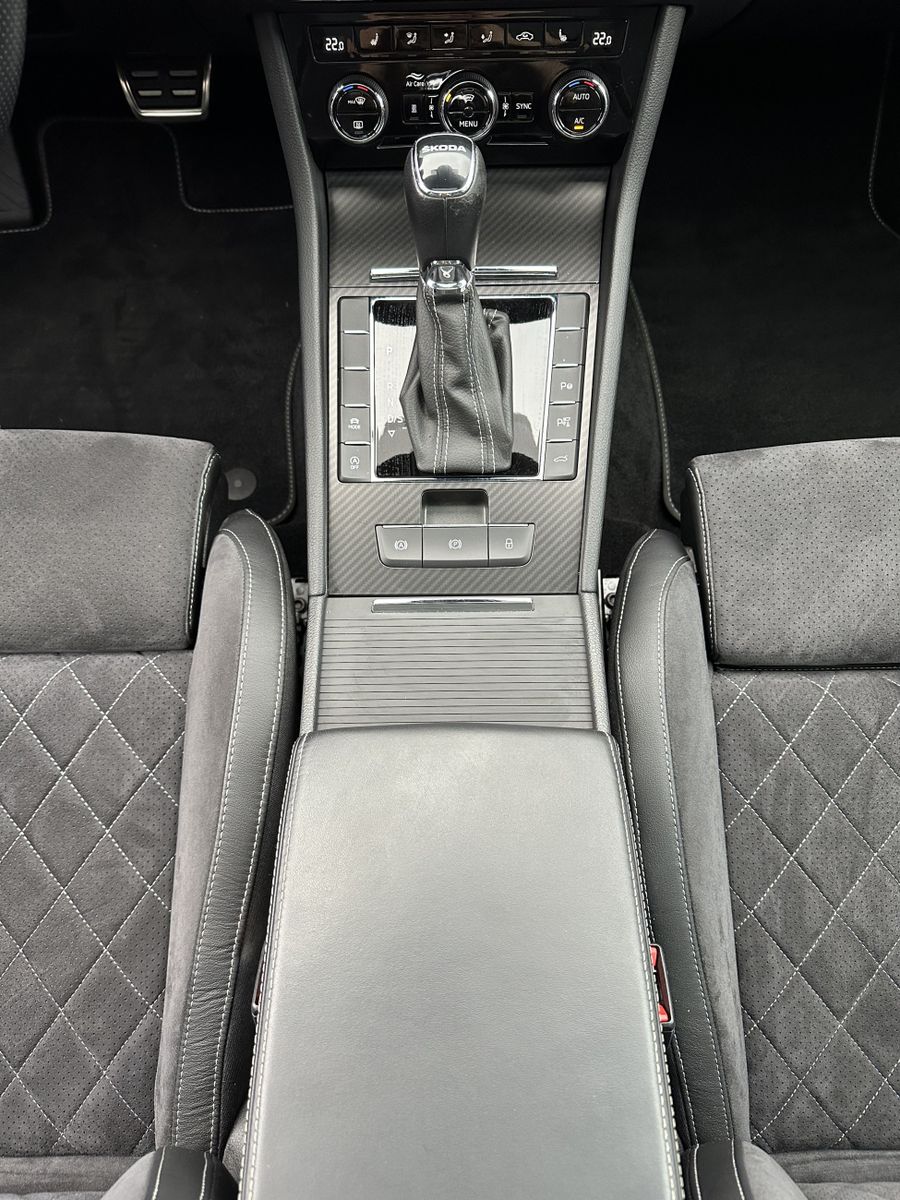 Fahrzeugabbildung SKODA Superb Combi 2.0 TDI DSG Sportline NAV+LED+PANO