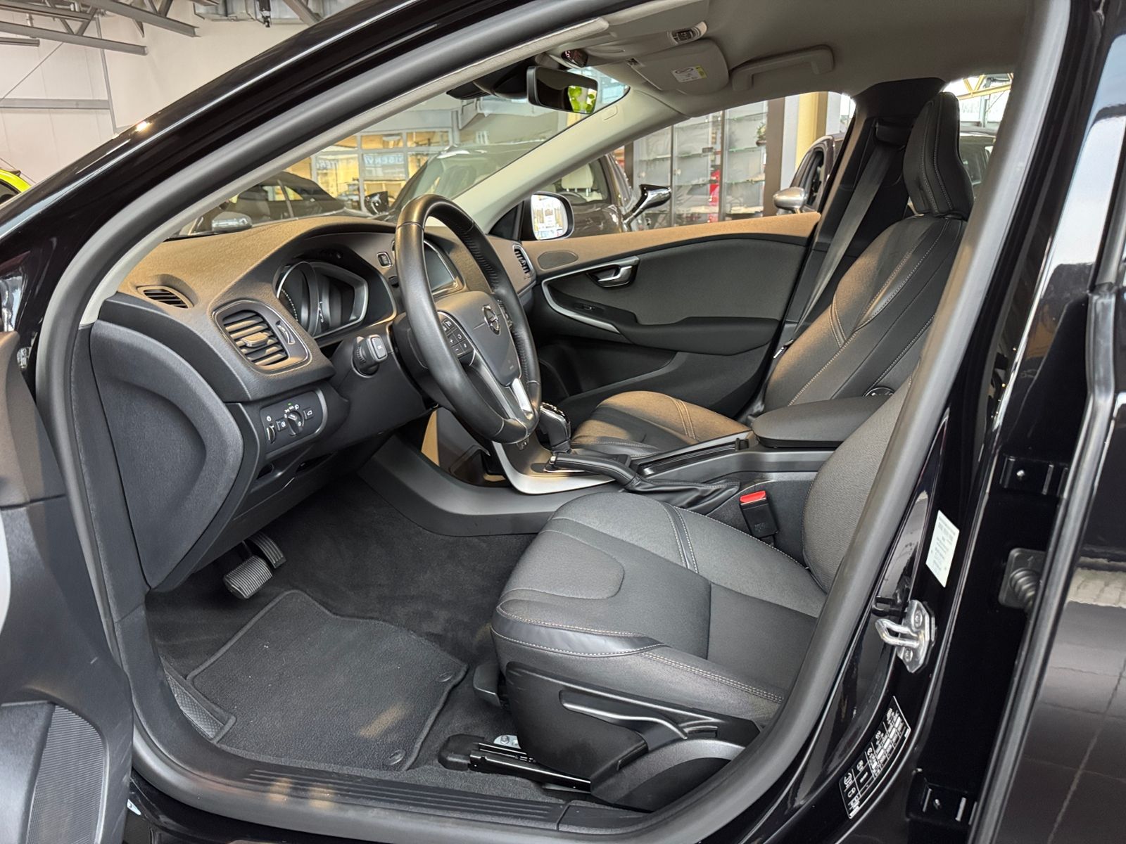 Fahrzeugabbildung Volvo V40 Cross Country Plus KLIMA LED NAVI  AHK