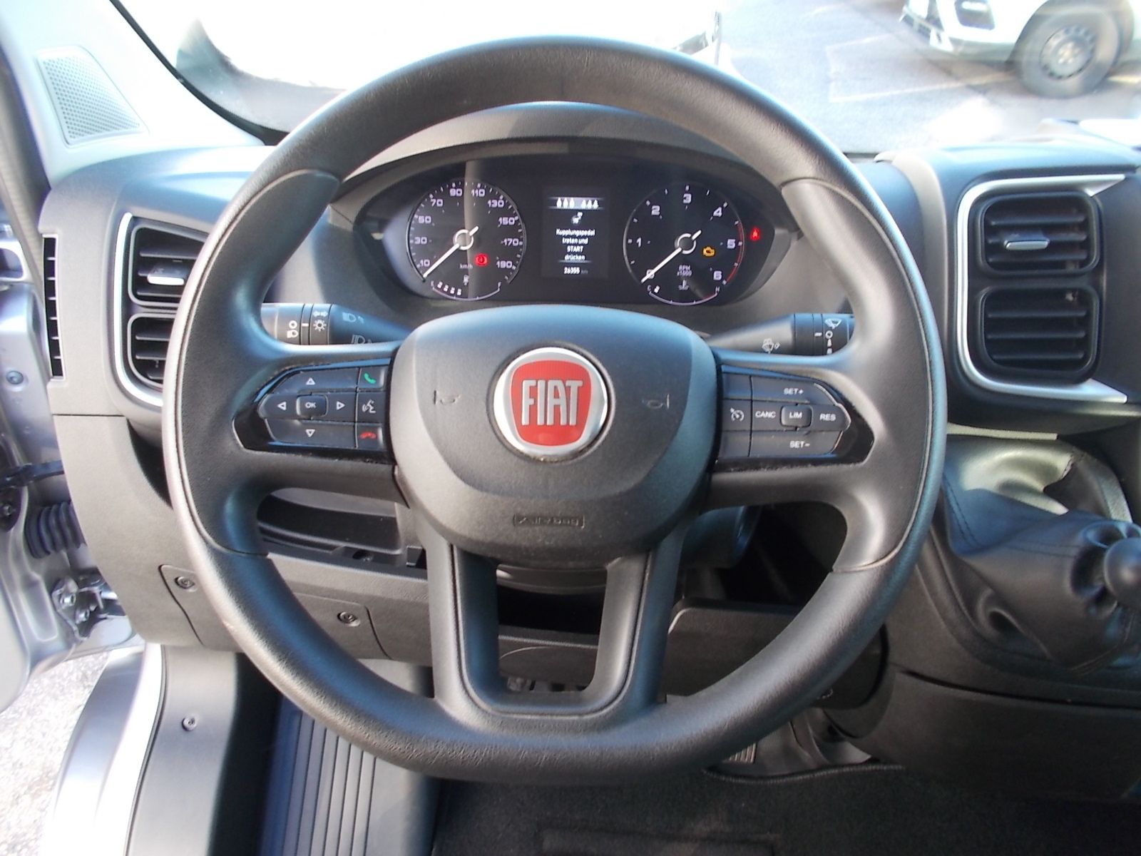 Fahrzeugabbildung Fiat Ducato Kombi 33 L2H2 140 Multijet + 9 Sitzer