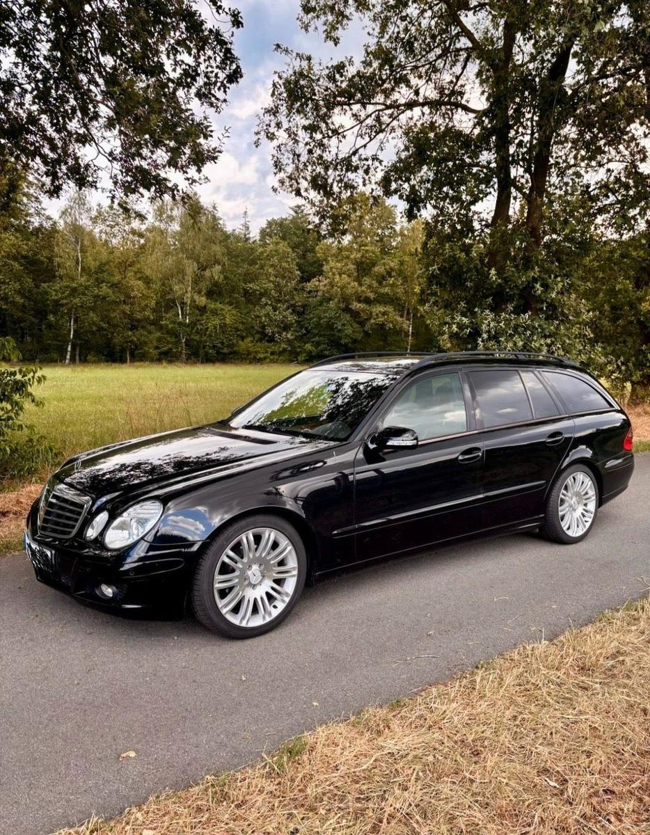 Mercedes-Benz E220 2006 — rear view