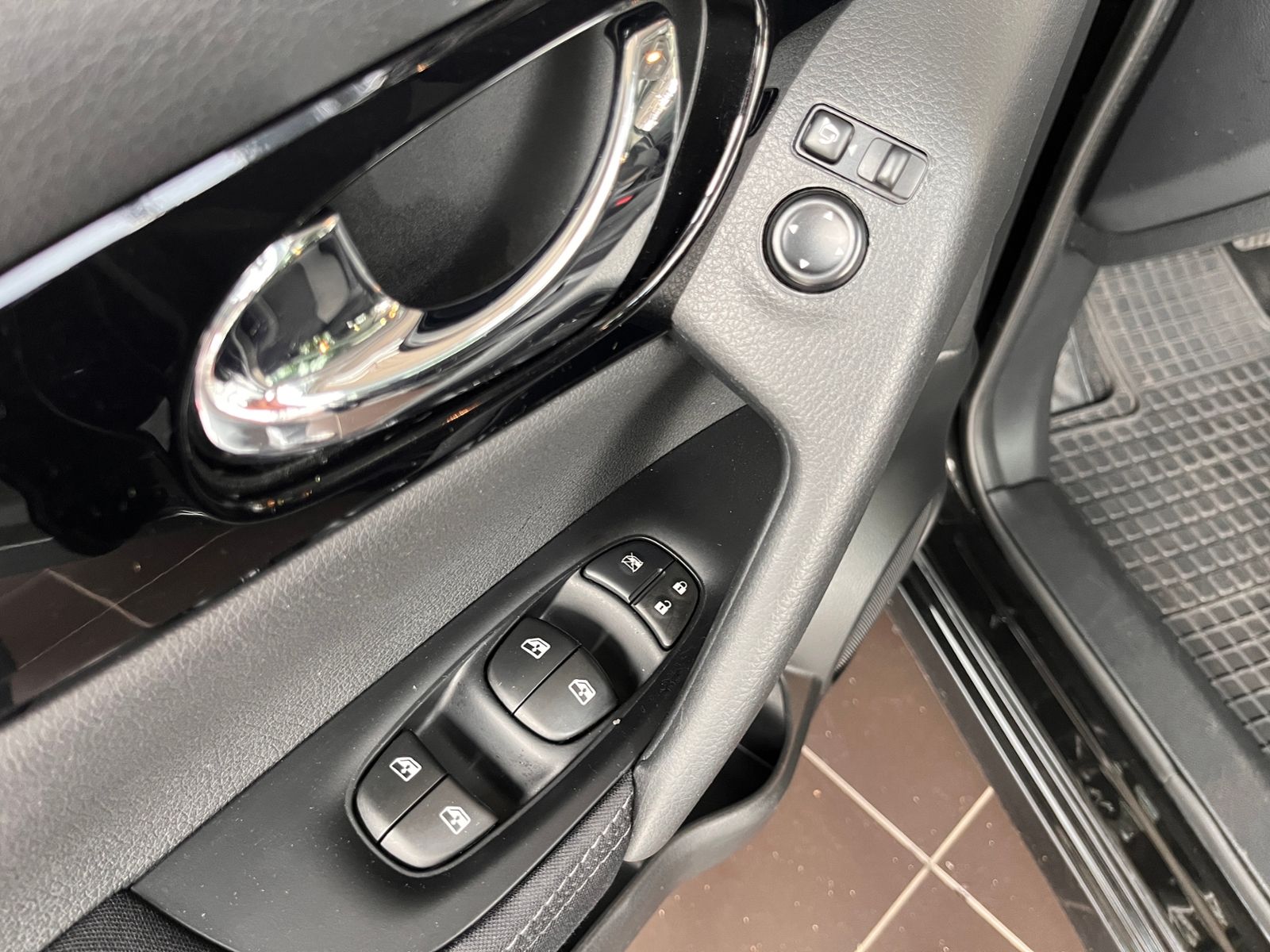 Fahrzeugabbildung Nissan Qashqai Zama AHK PANO NAV RFK SHZ