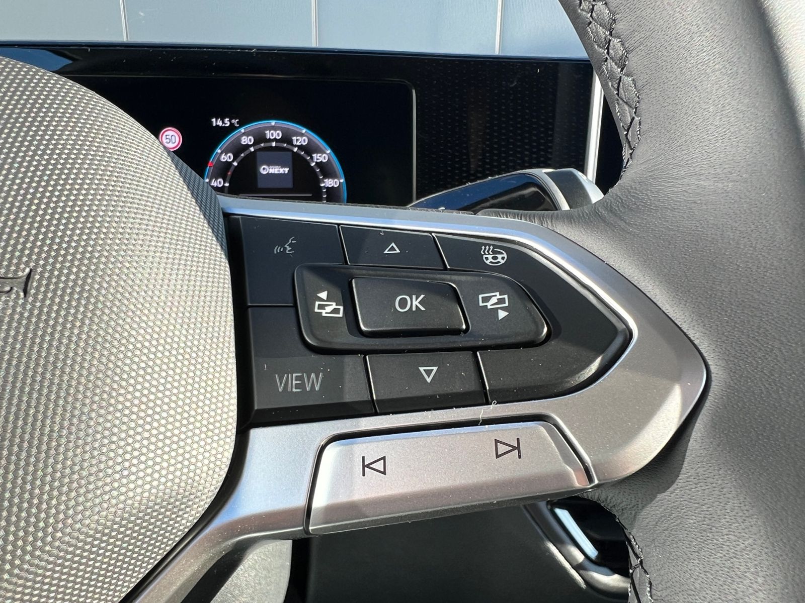 Fahrzeugabbildung Volkswagen Tiguan LIFE 1.5 eTSI DSG *AHK, LED Plus, Kamera,