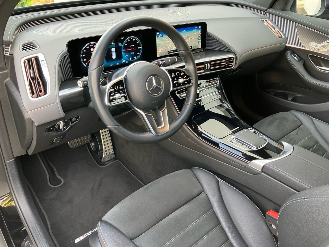 Fahrzeugabbildung Mercedes-Benz EQC 400 4M AMG+STNDHZ+MEMORY+MULTIB+AMBIENTE+++