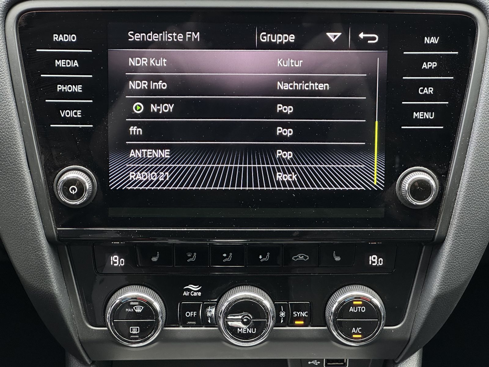 Fahrzeugabbildung SKODA Octavia Combi 2.0 TDI DSG Tour NAV+LED+ACC+DAB