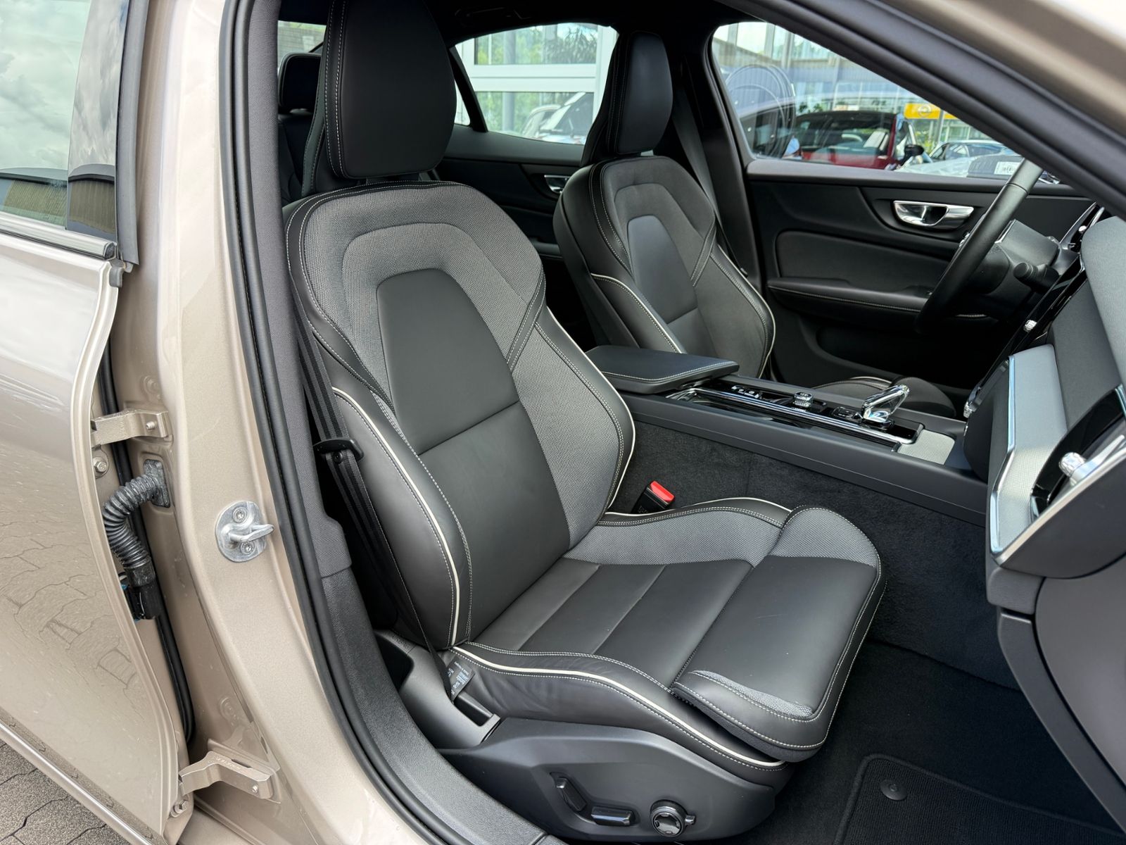 Fahrzeugabbildung Volvo S60 B5 Plus Dark AWD LED ALU