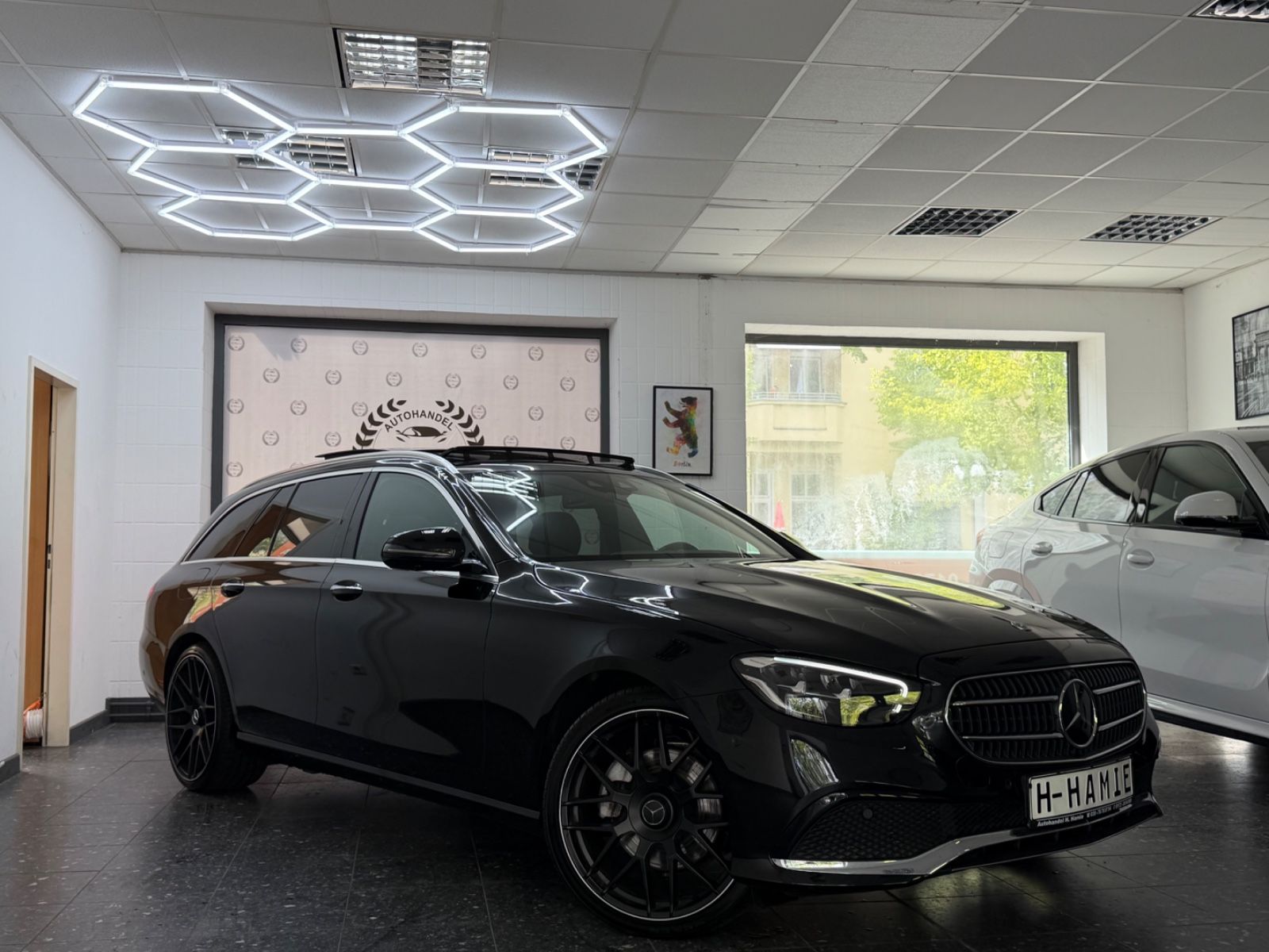 Mercedes-Benz E220d 4MATIC AMG KEYLESS PANO 360° HUD ACC imagem 3