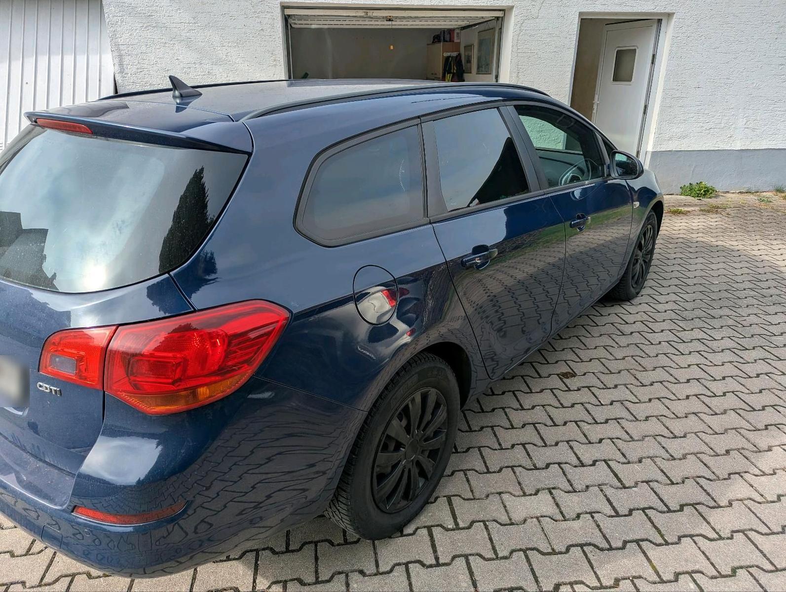 Opel Astra 2011 — interior