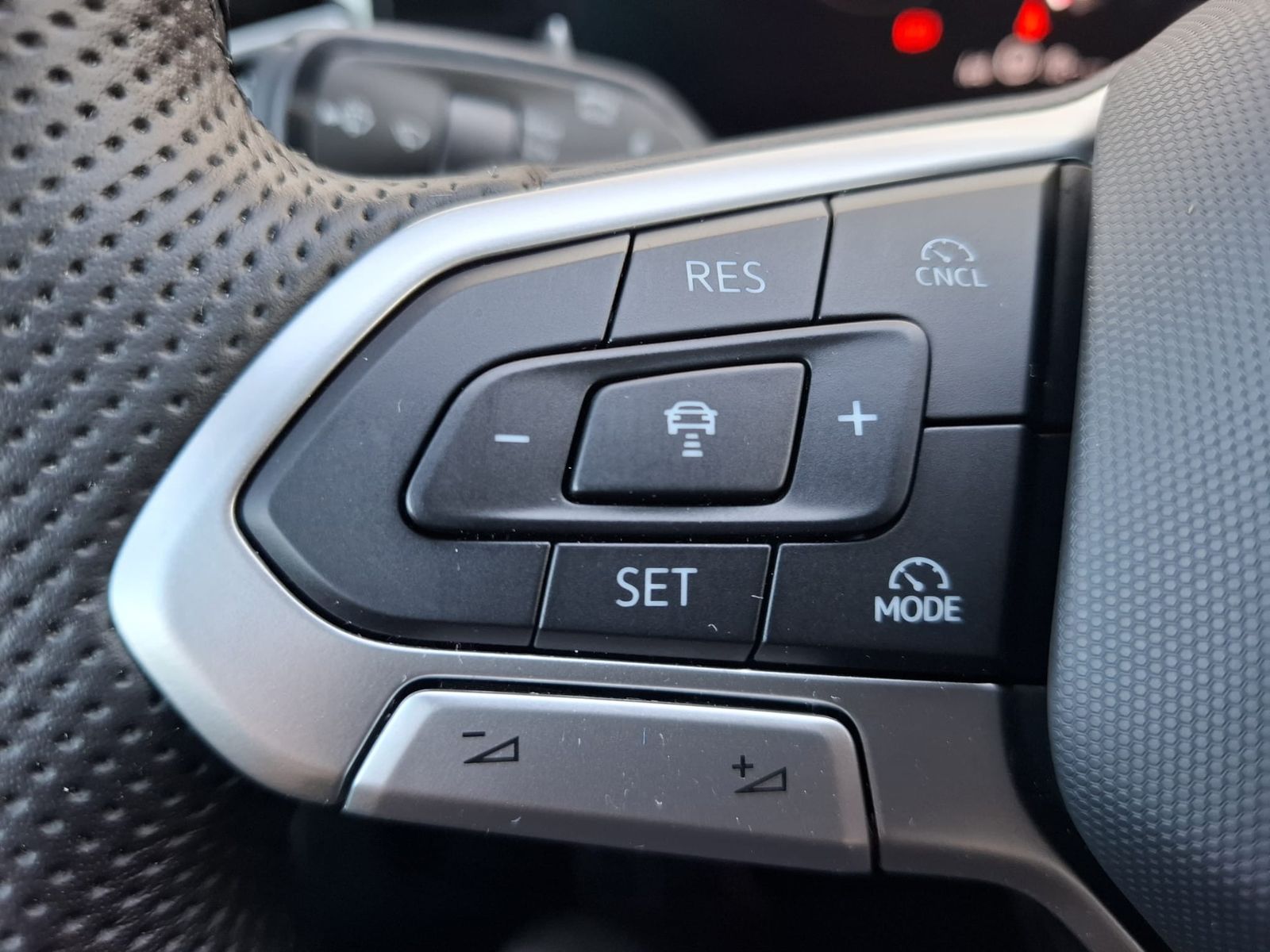 Fahrzeugabbildung Volkswagen Tiguan 2.0 TDI 4M R-Line BLACK*PAN*HK*AHK*MATRIX
