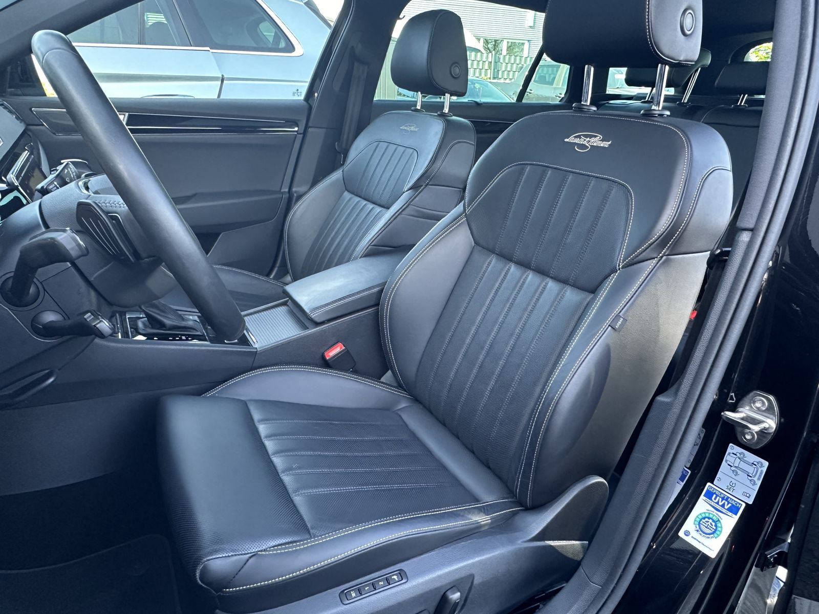 Fahrzeugabbildung SKODA Superb Combi 1.4 TSI L&K iV NAV+LED+AHK+360°+ACC