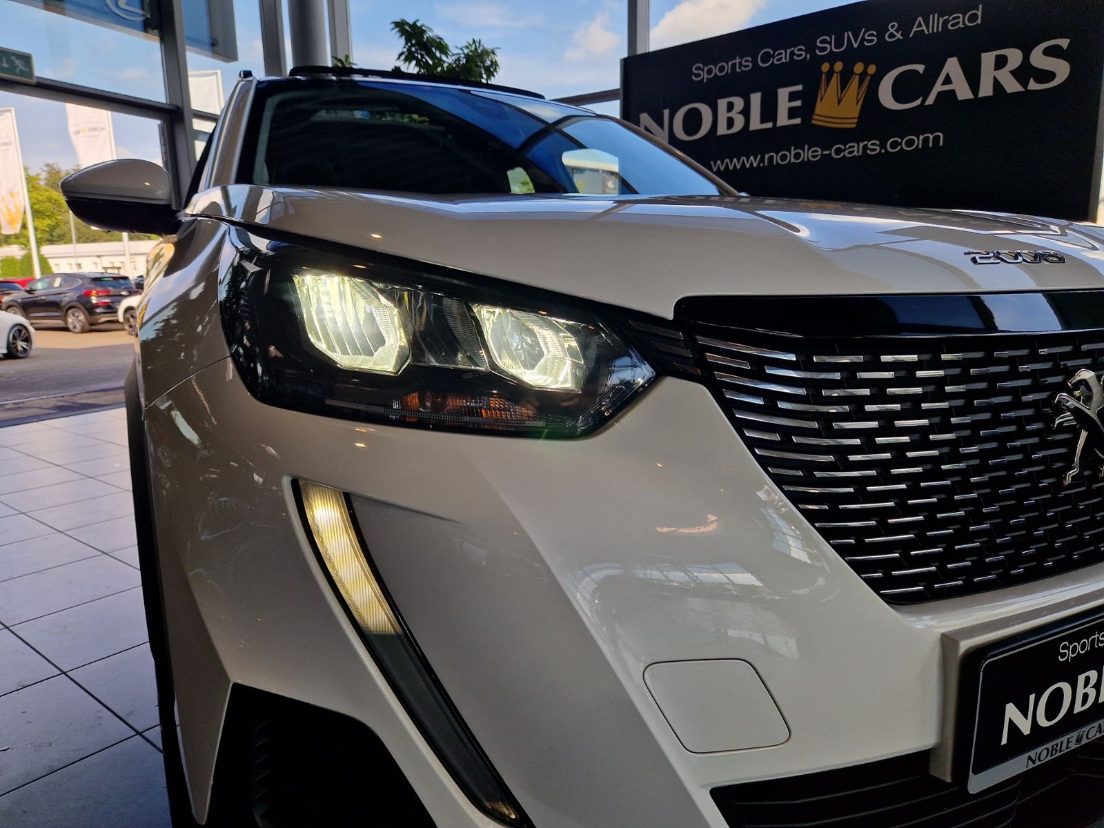 Fahrzeugabbildung Peugeot 2008 Allure PANO KLIMA LED NAVI ALU