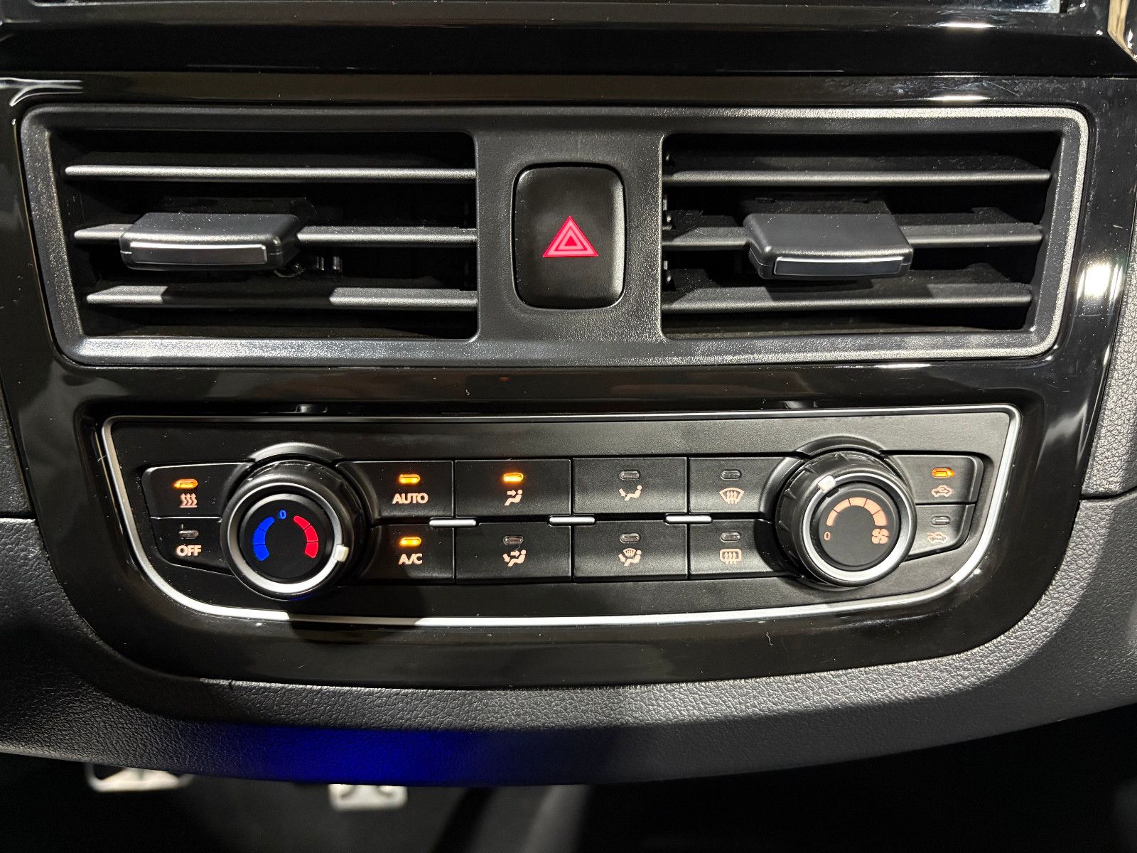 Fahrzeugabbildung Elaris PIO/KAMERA/APPLE/KLIMA/2-SITZ/AUTOMATIK