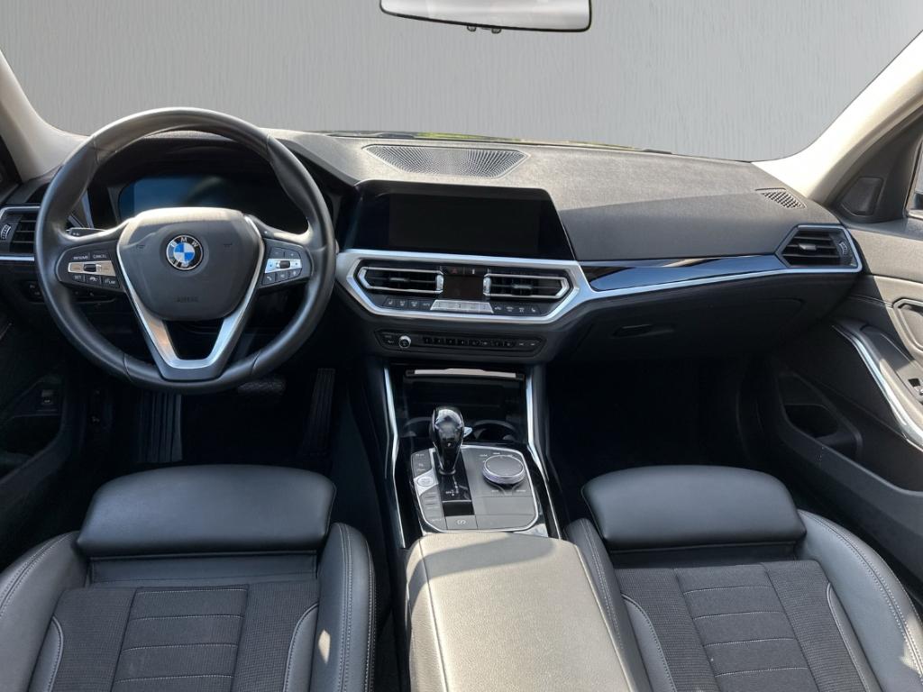 BMW 320 iA Touring SportLine ACC LED SHZ Navi PDCv+h