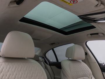 Fahrzeugabbildung BMW 750i xD M Sport 360°Laser Glasdach HUD DAB H/K