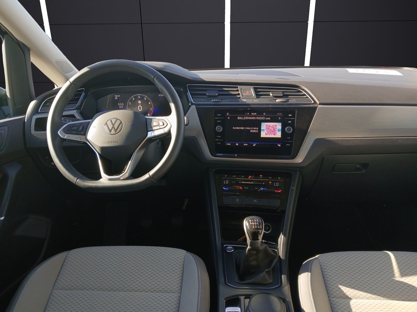 Fahrzeugabbildung Volkswagen Touran TSI Comfortline 7-Si Navi AID ACC PDC SH