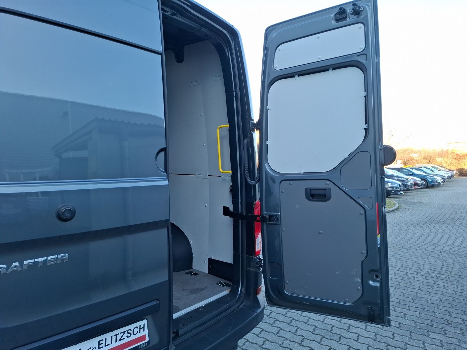 Fahrzeugabbildung Volkswagen Crafter Kasten 35 MR HD AHK Navi Klima GRA RFK