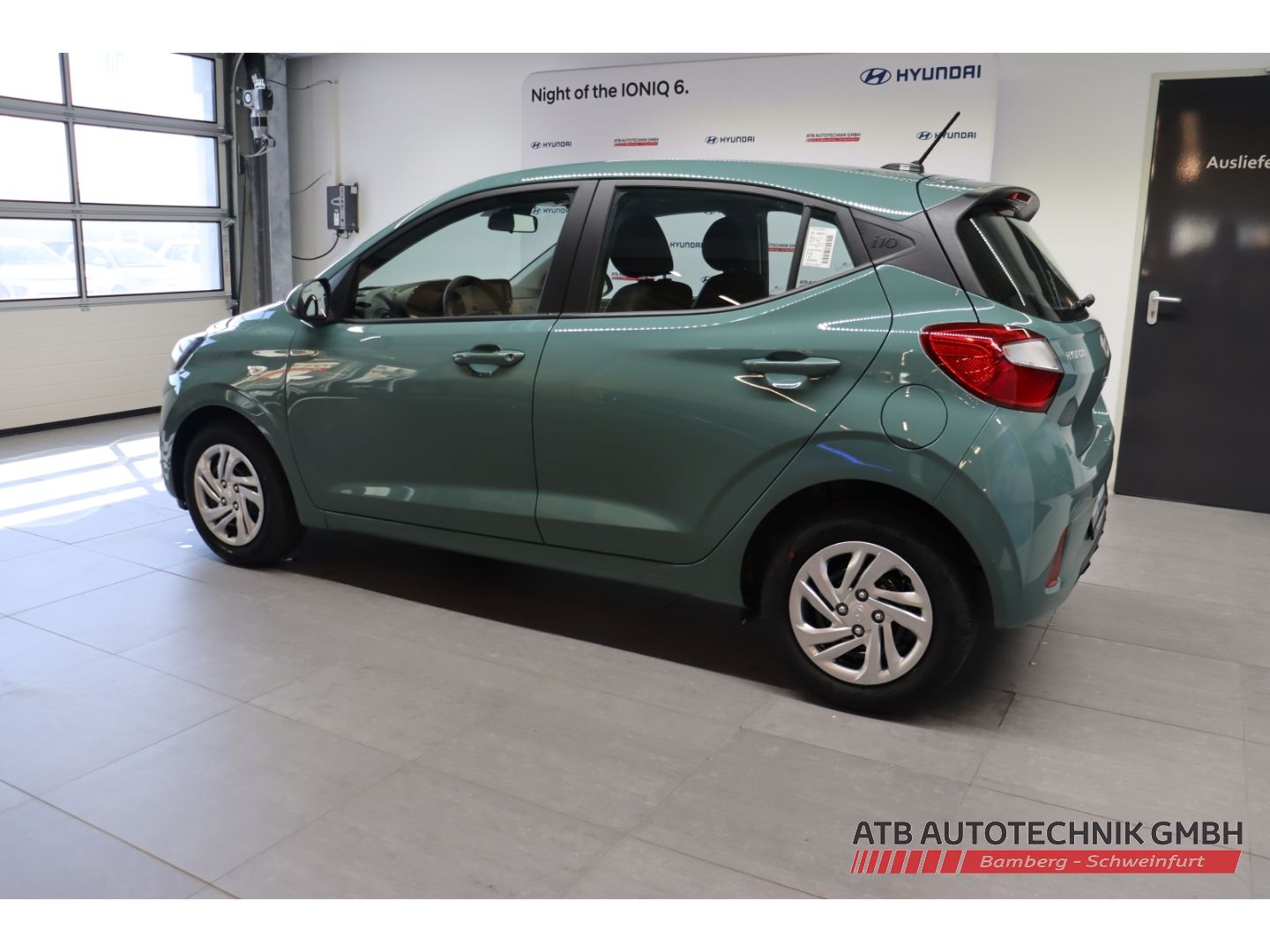 Fahrzeugabbildung Hyundai i10 Select MY25 1.0 Benzin 63 PS 5-MT 2WD Navi A