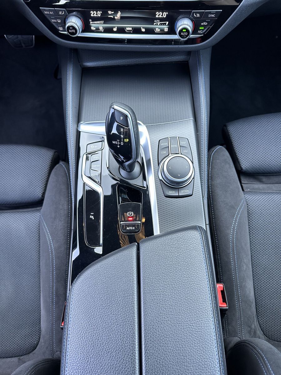 Fahrzeugabbildung BMW 520d Touring M-Sport NAV+LED+AHK+PANO+KAMERA+1HD